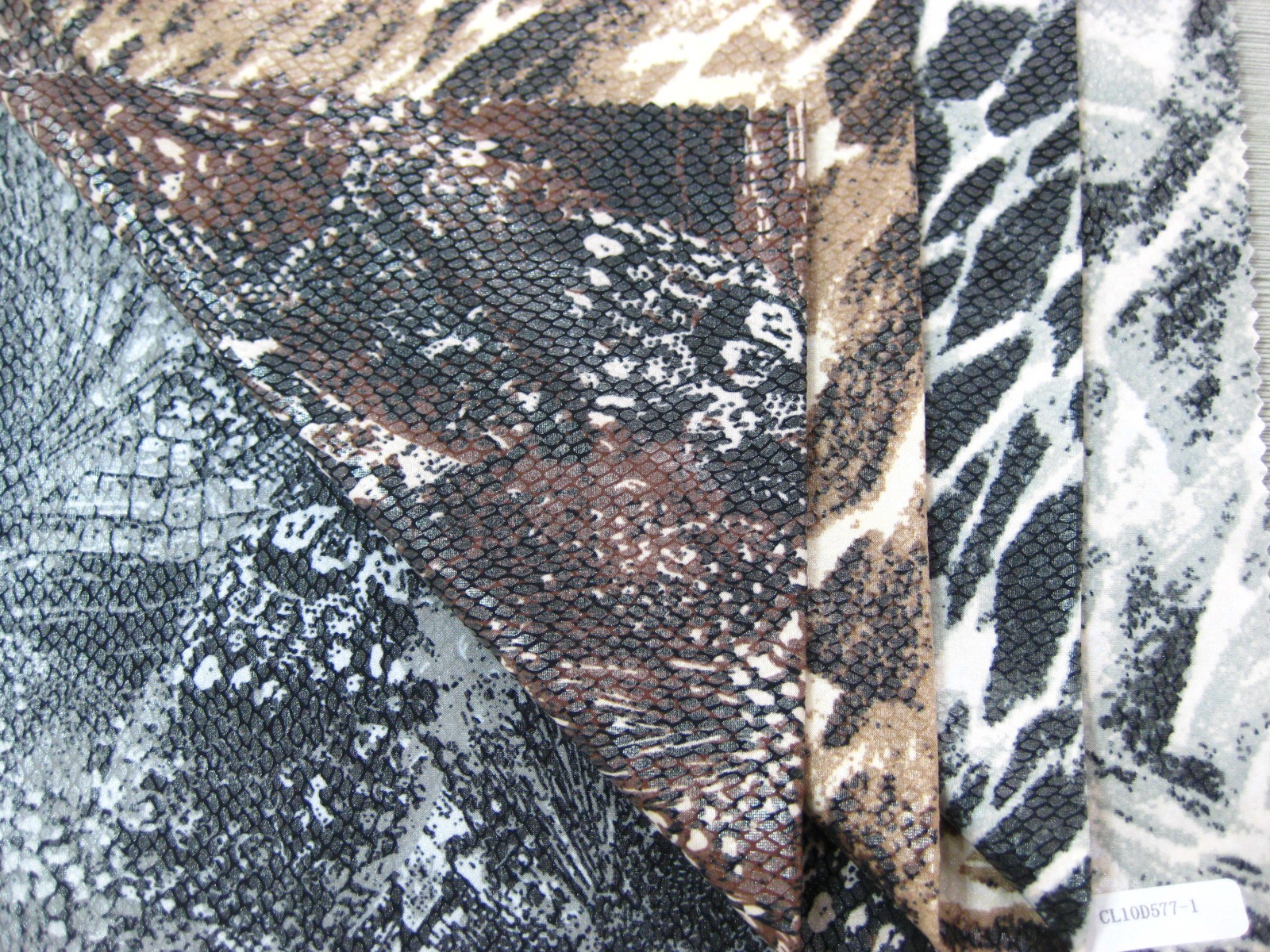 FDY KNIT SPANDEX PRINT LEAF DESIGN WITH SNAKE FOIL